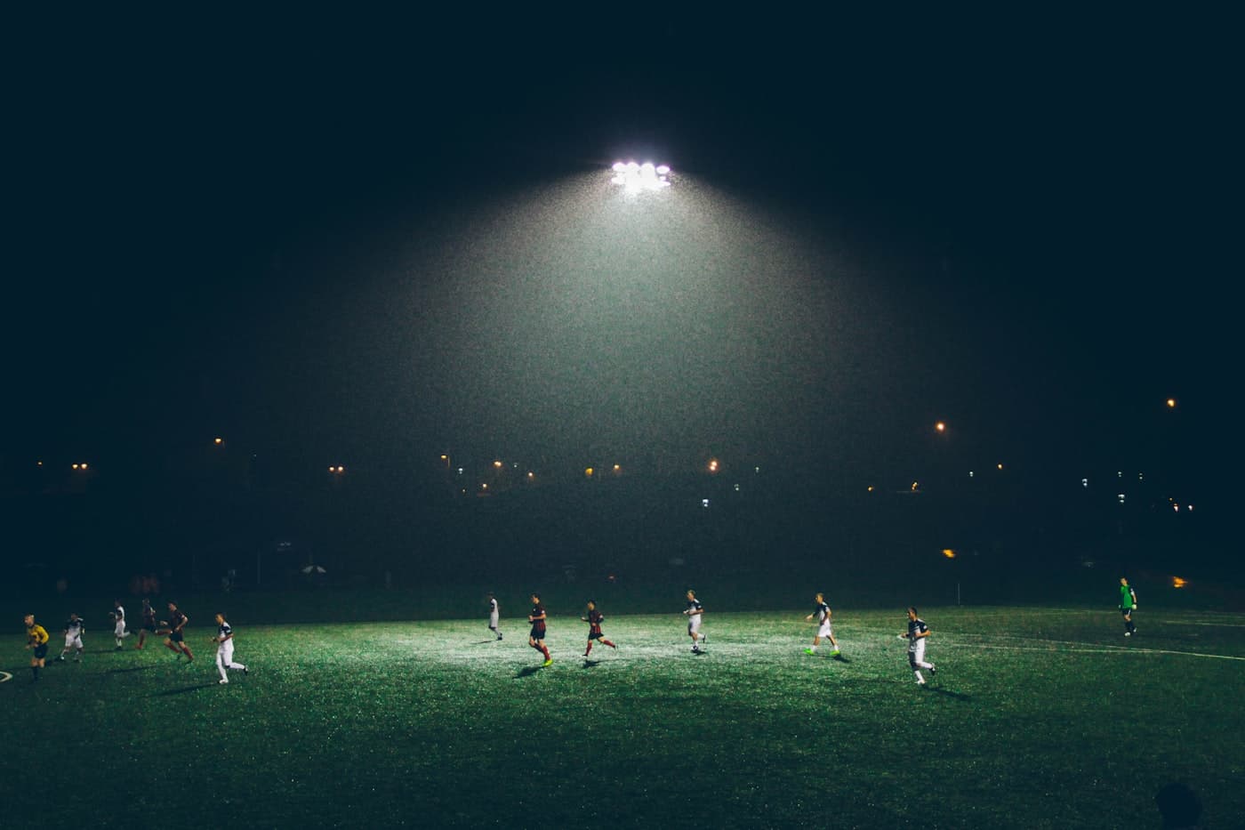 Jugadores en cancha techada de fútbol 5